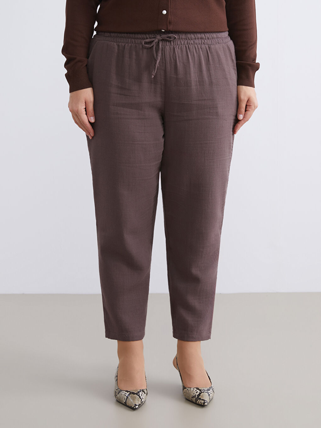 Kahverengi Beli Lastikli Dokulu Müslin Kadın Pantolon-5