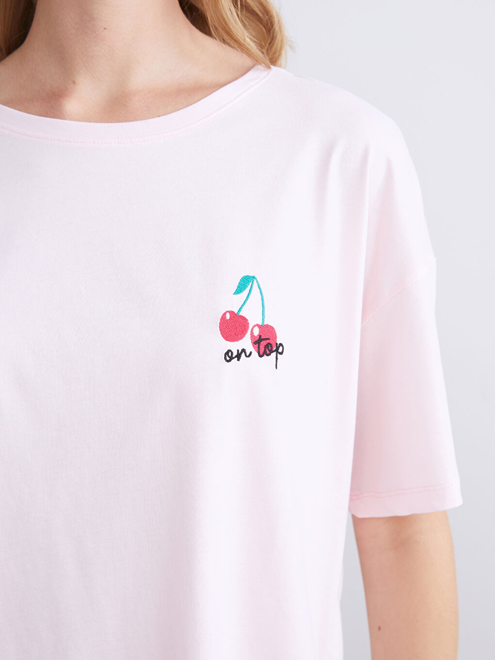 Pembe Bisiklet Yaka Kiraz Nakışlı Kadın Pijama Üst-1