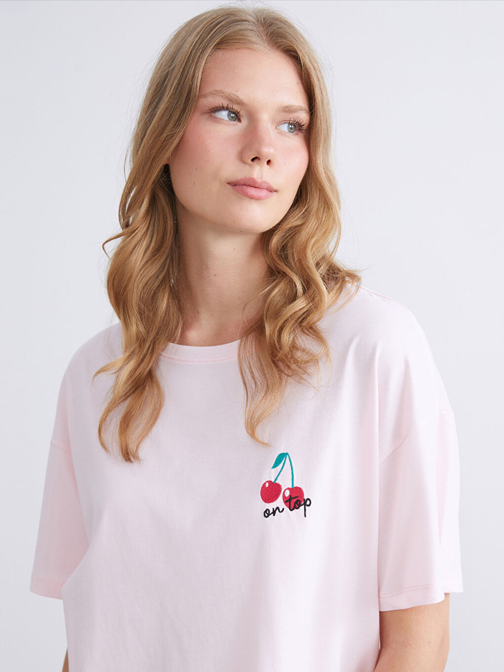 Pembe Bisiklet Yaka Kiraz Nakışlı Kadın Pijama Üst