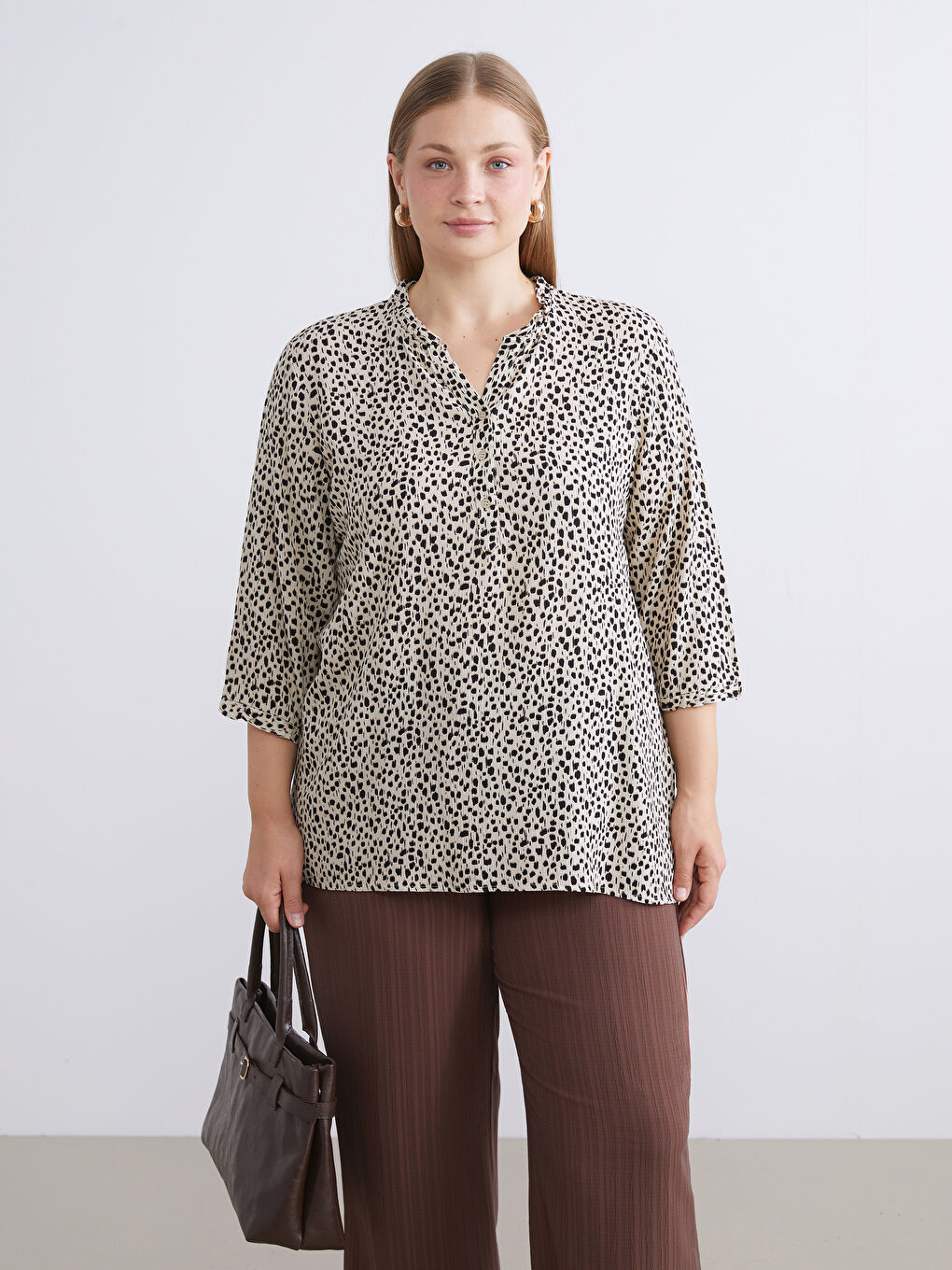 Ekru Fırfırlı V Yaka Dalmaçya Desenli Bluz-1