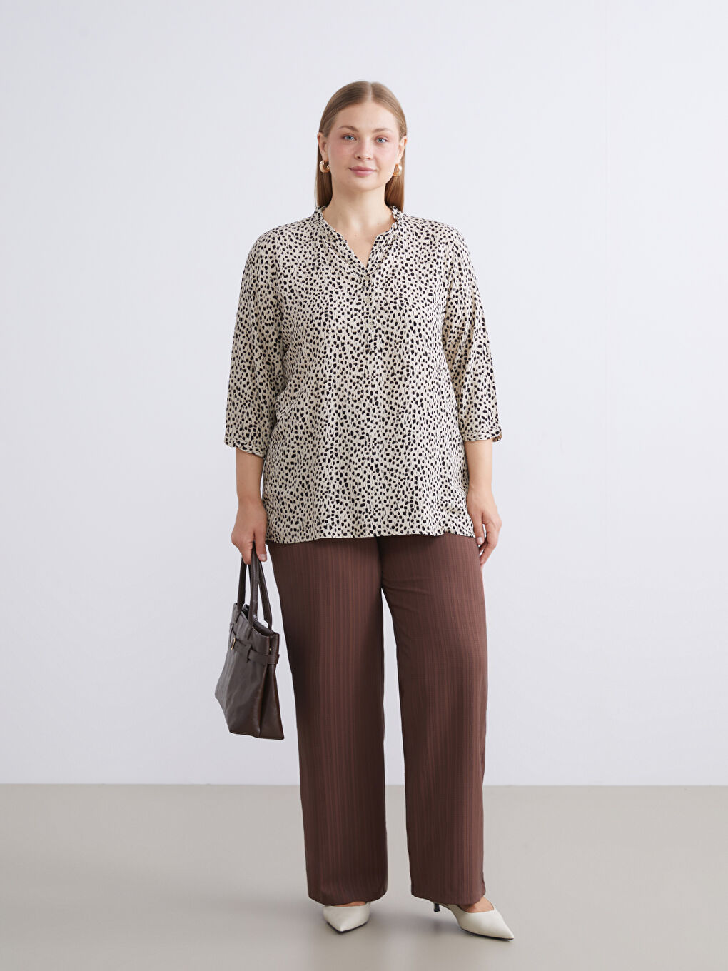 Ekru Fırfırlı V Yaka Dalmaçya Desenli Bluz-5