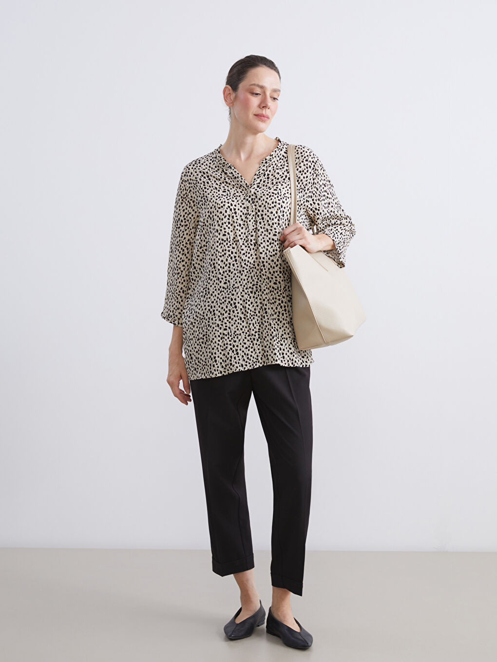 Ekru Fırfırlı V Yaka Dalmaçya Desenli Bluz-2