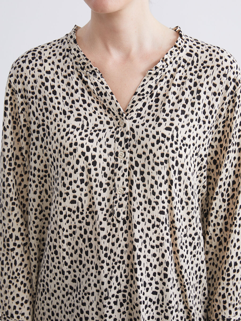 Ekru Fırfırlı V Yaka Dalmaçya Desenli Bluz-3