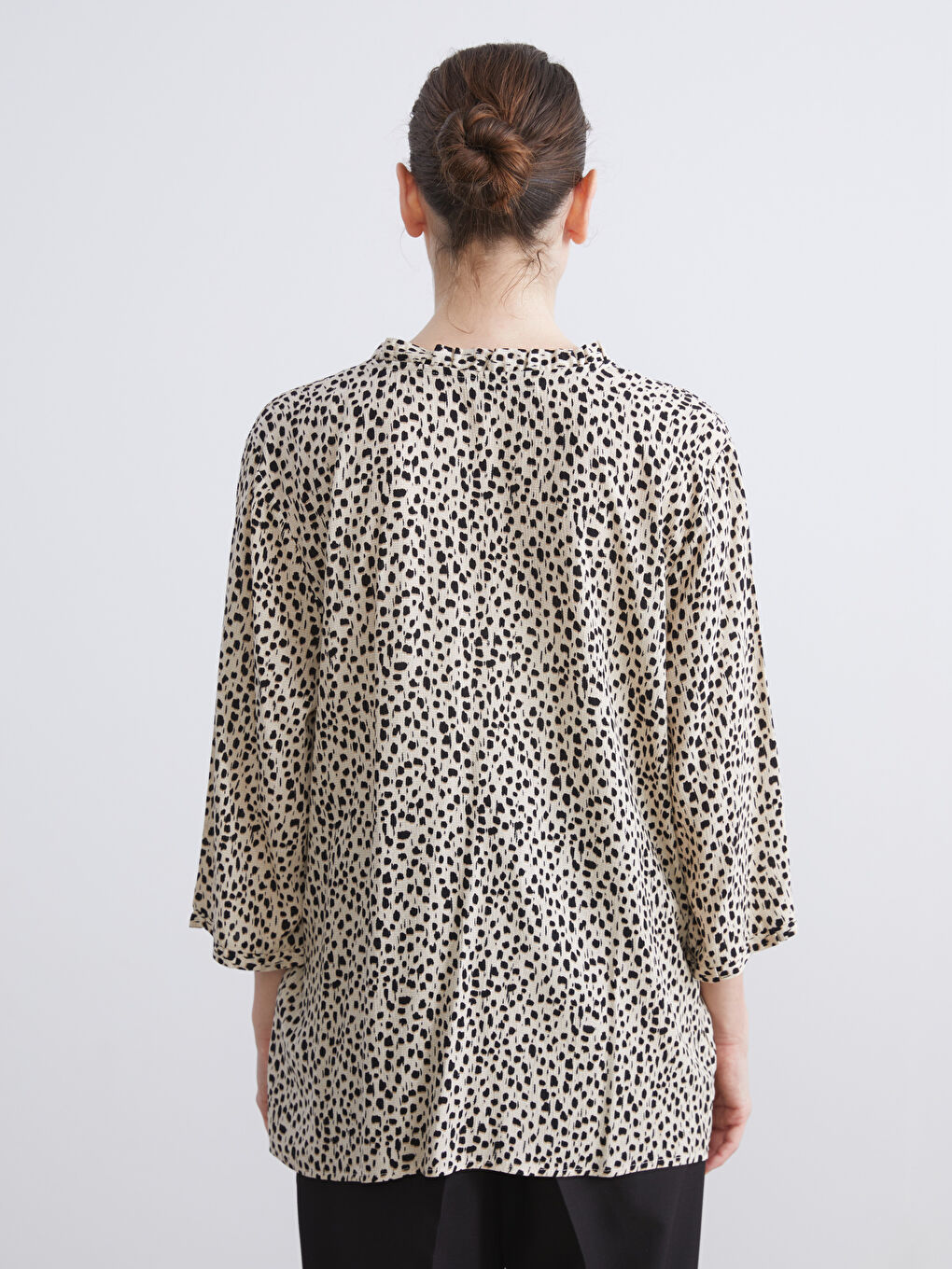 Ekru Fırfırlı V Yaka Dalmaçya Desenli Bluz-4