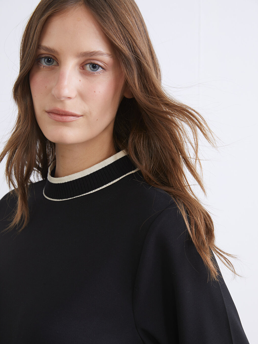 Siyah Dik Yaka Şerit Detaylı Kadın Sweatshirt Tunik-2