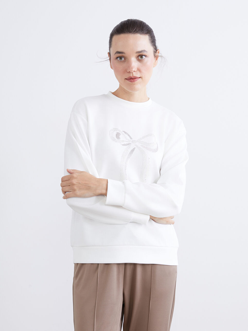 Ekru Dik Yaka Kurdele Baskılı Kadın Sweatshirt