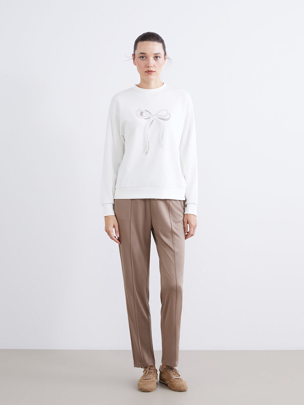 Ekru Dik Yaka Kurdele Baskılı Kadın Sweatshirt-1