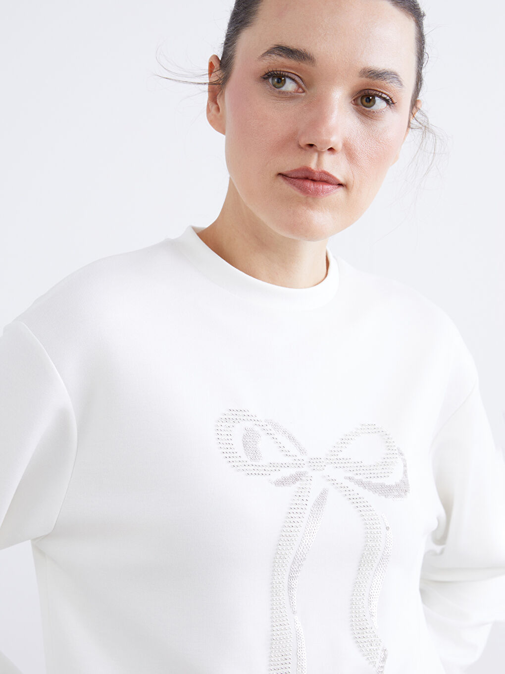 Ekru Dik Yaka Kurdele Baskılı Kadın Sweatshirt-2