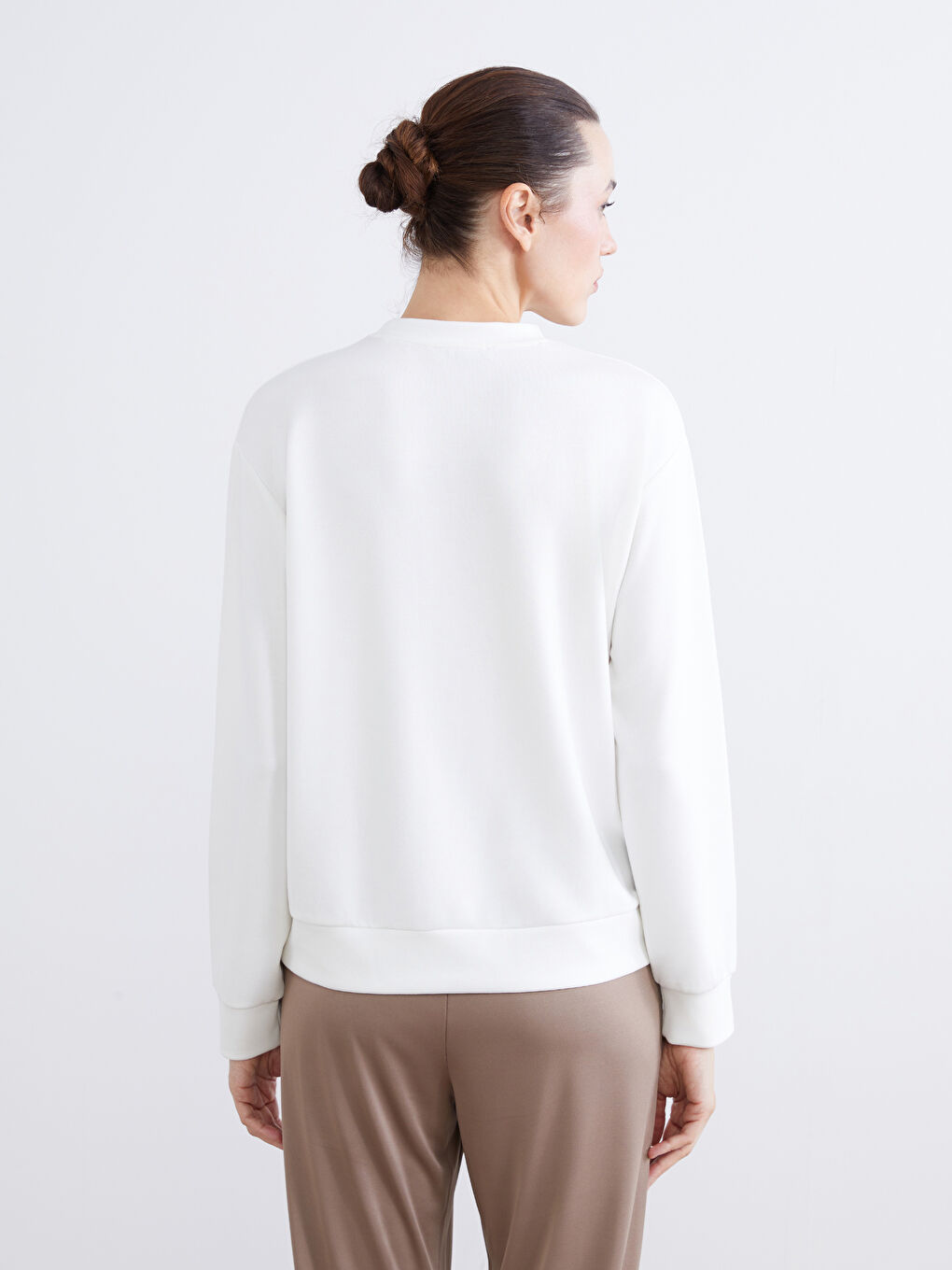 Ekru Dik Yaka Kurdele Baskılı Kadın Sweatshirt-3
