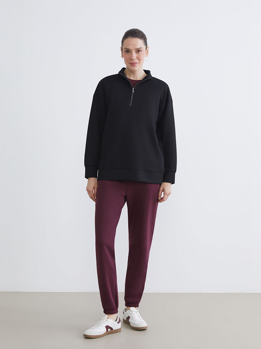 Siyah Dik Yaka Kadın Sweatshirt-1