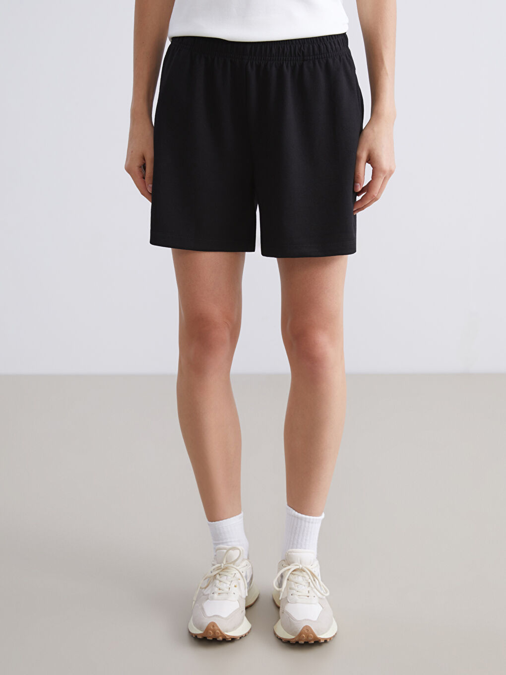 Siyah Beli Lastikli Kadın Spor Şort-1