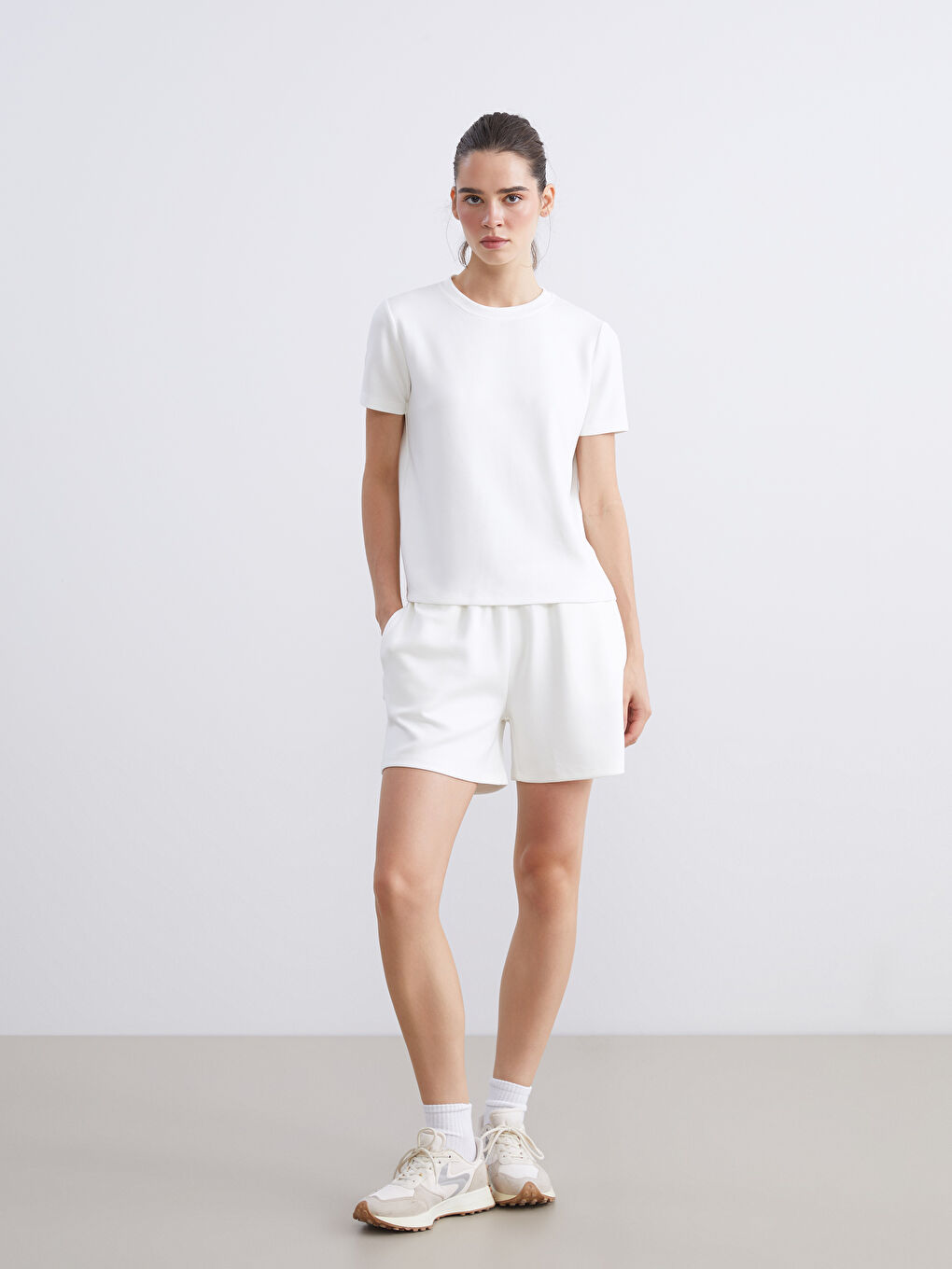 Beyaz Beli Lastikli Kadın Spor Şort