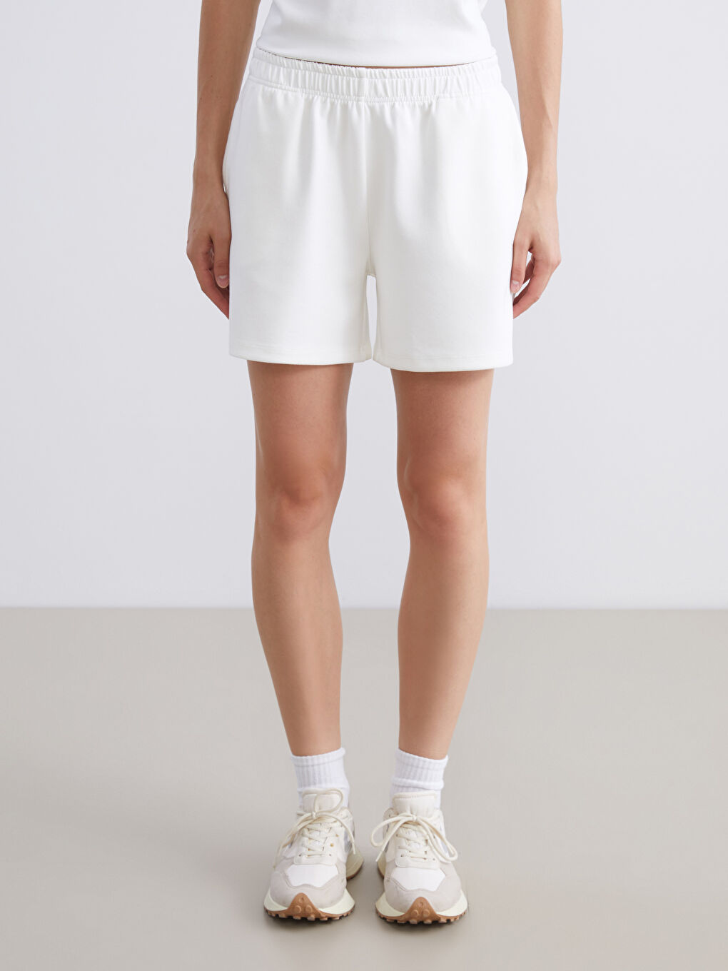 Beyaz Beli Lastikli Kadın Spor Şort-1
