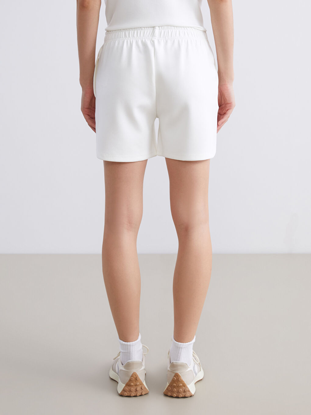 Beyaz Beli Lastikli Kadın Spor Şort-3