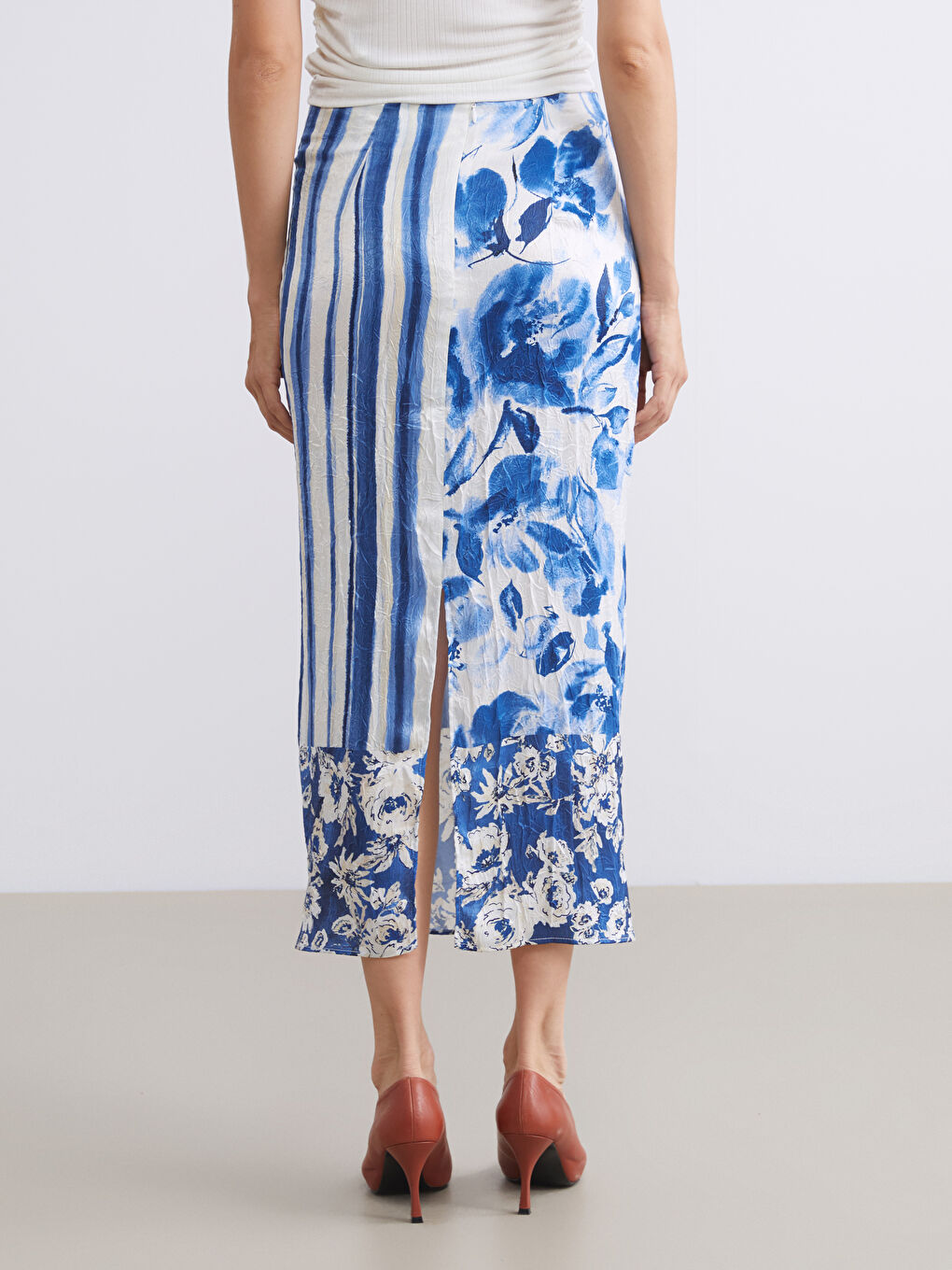 Karışık Beli Fermuarlı Çiçekli Yırtmaçlı Saten Etek-3