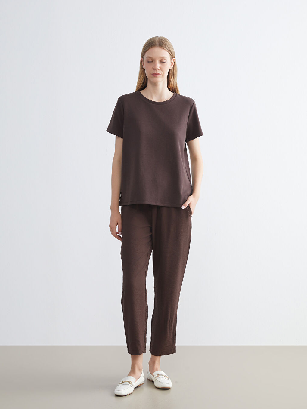 Kahverengi Bisiklet Yaka Kadın Tişört-1