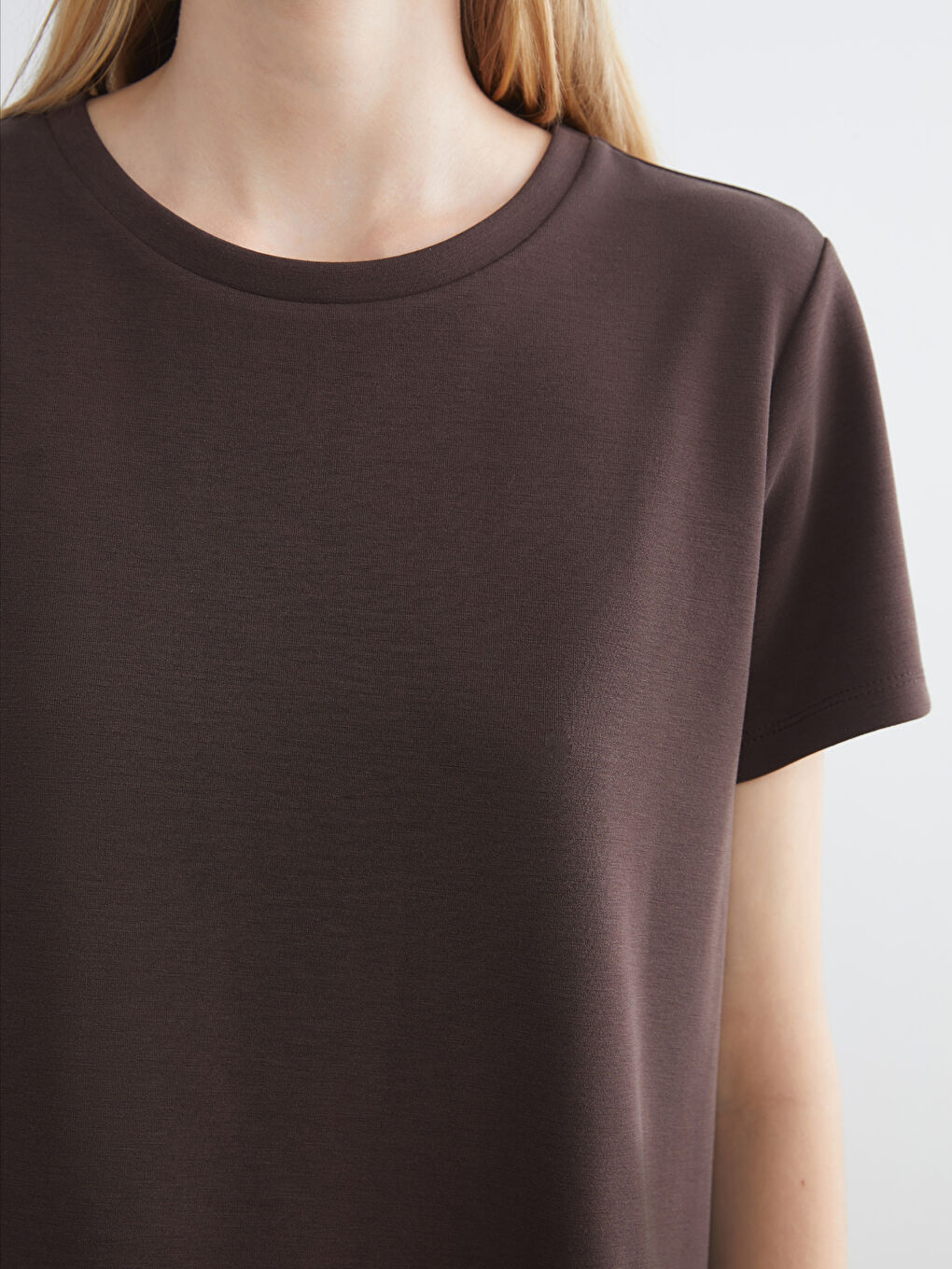 Kahverengi Bisiklet Yaka Kadın Tişört-2