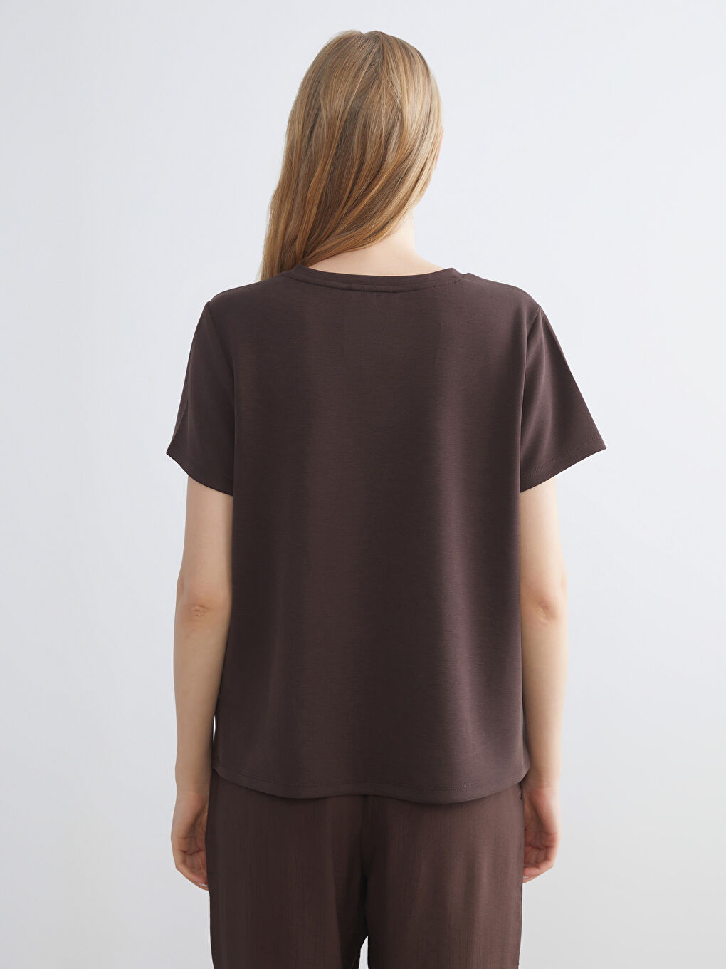 Kahverengi Bisiklet Yaka Kadın Tişört-3