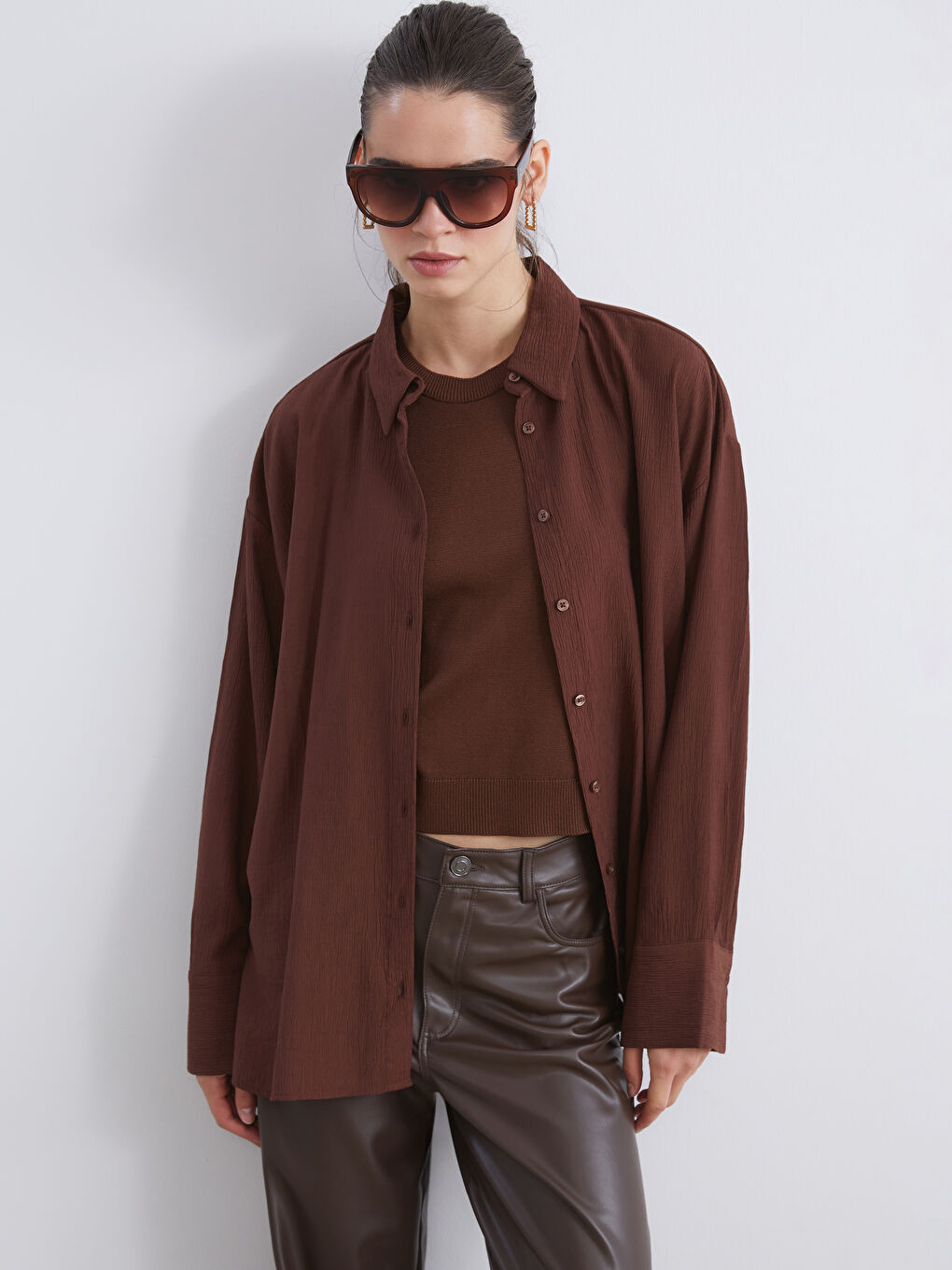 Kahverengi Dokulu Oversize Kadın Gömlek