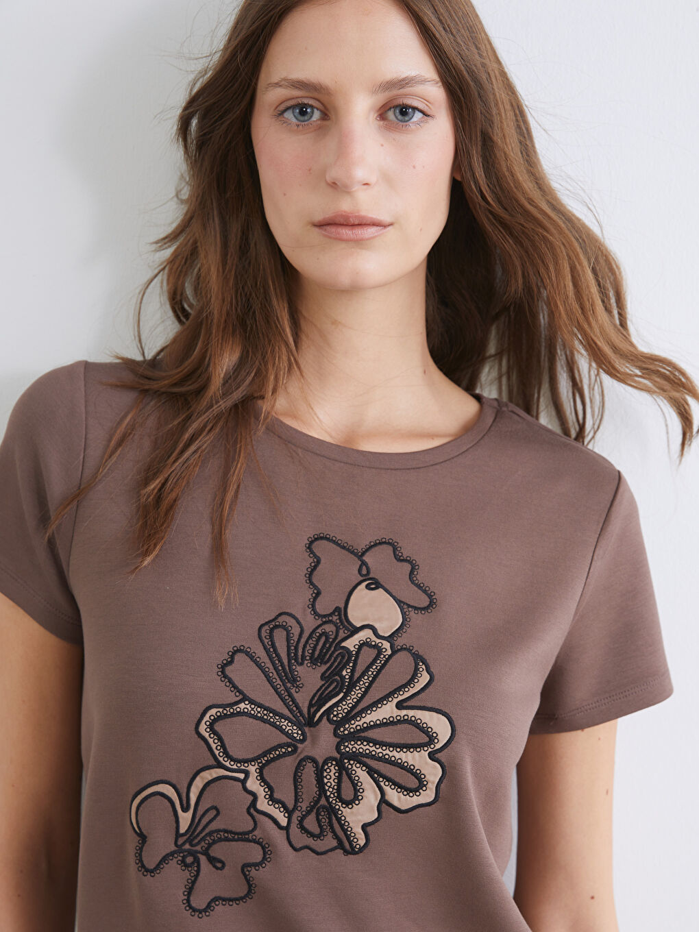 Ženska vezena majica sa okruglim izrezom-1