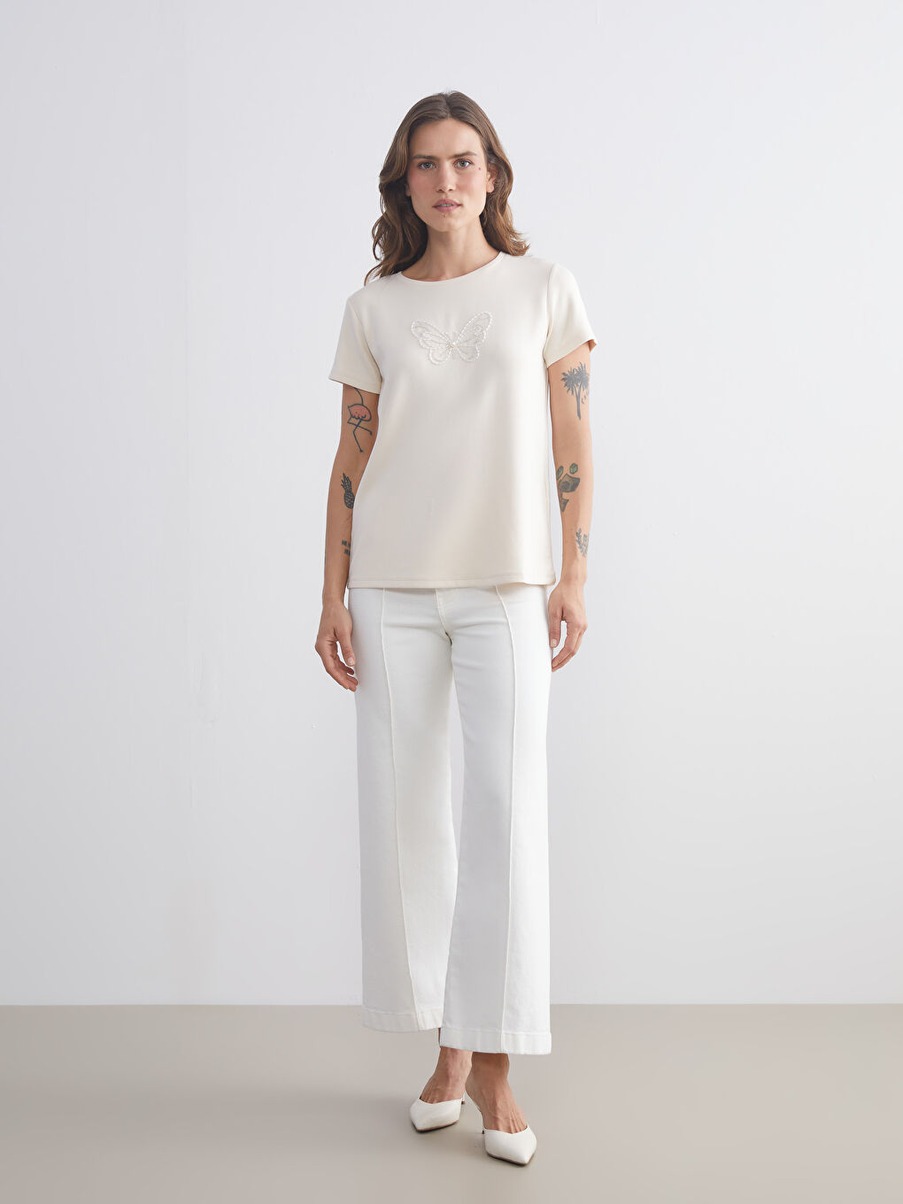 Bej Bisiklet Yaka Boncuk İşlemeli Kadın Tişört-3