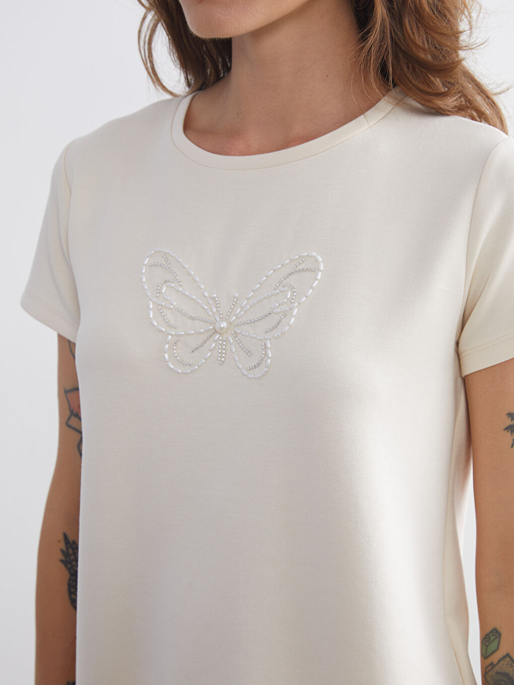 Bej Bisiklet Yaka Boncuk İşlemeli Kadın Tişört-5