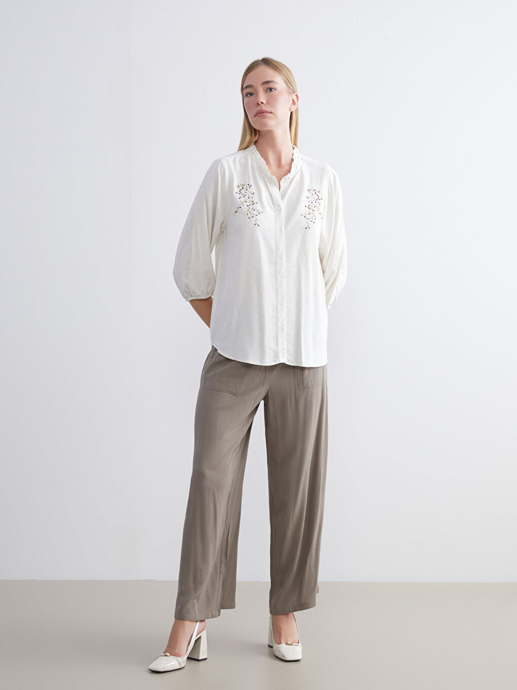 Bej Fırfırlı Kaçık Yaka Nakışlı Keten Karışımlı Bluz-2