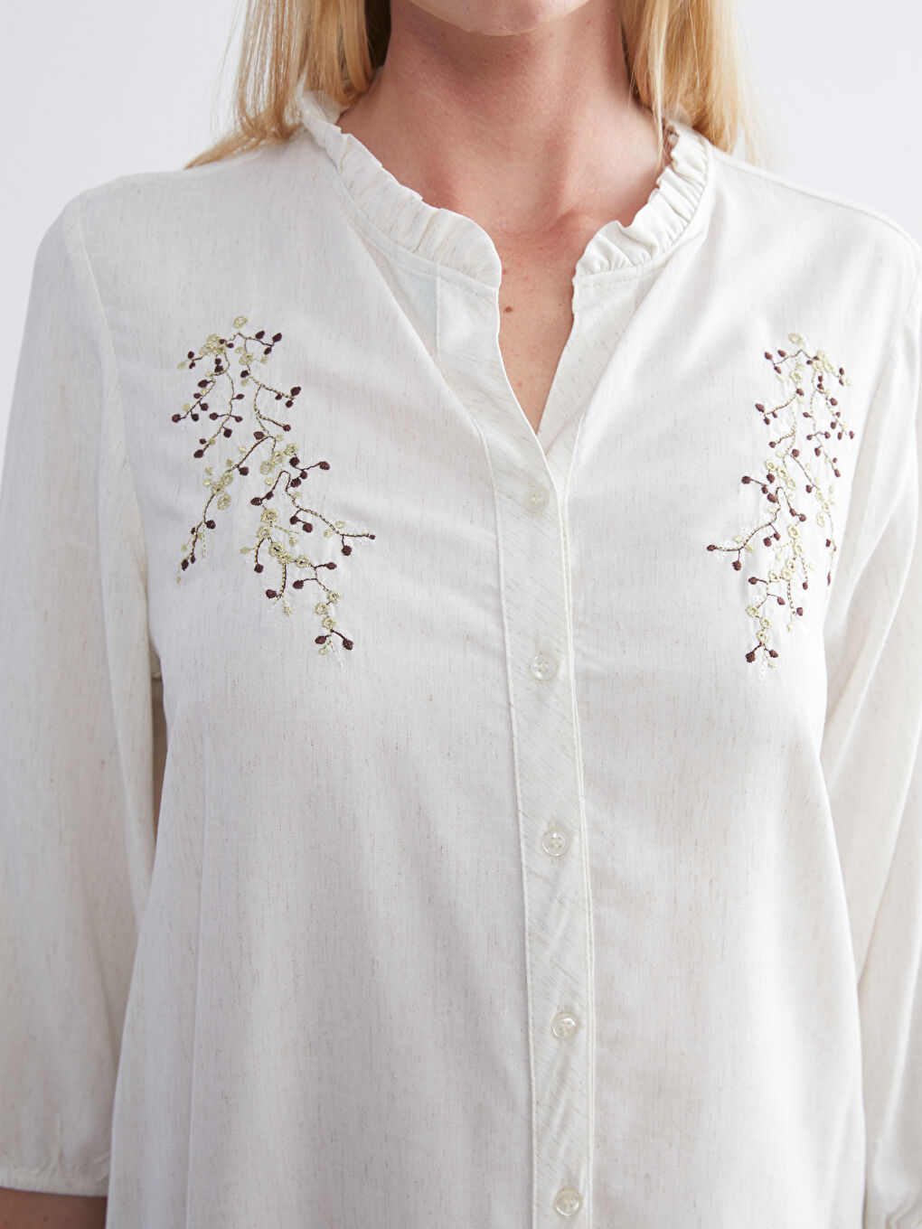 Bej Fırfırlı Kaçık Yaka Nakışlı Keten Karışımlı Bluz-3