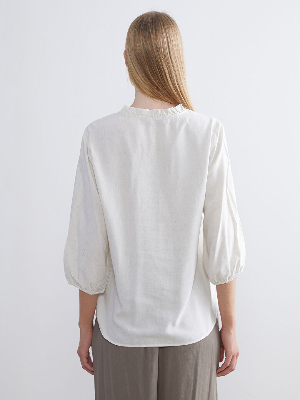 Bej Fırfırlı Kaçık Yaka Nakışlı Keten Karışımlı Bluz-4