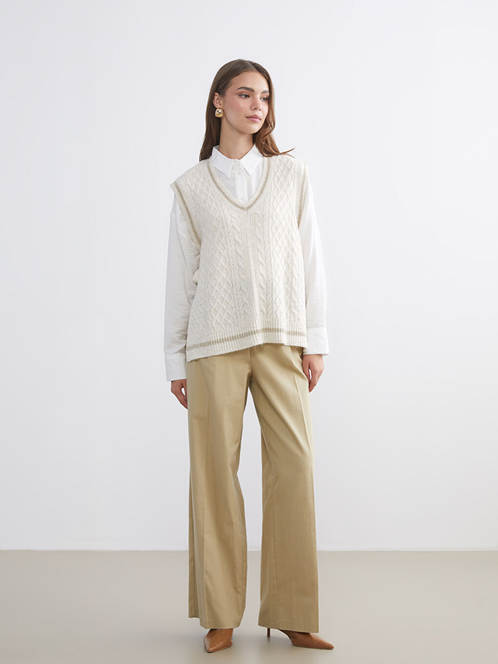 Ekru V Yaka Kendinden Desenli Kadın Triko Süveter-1