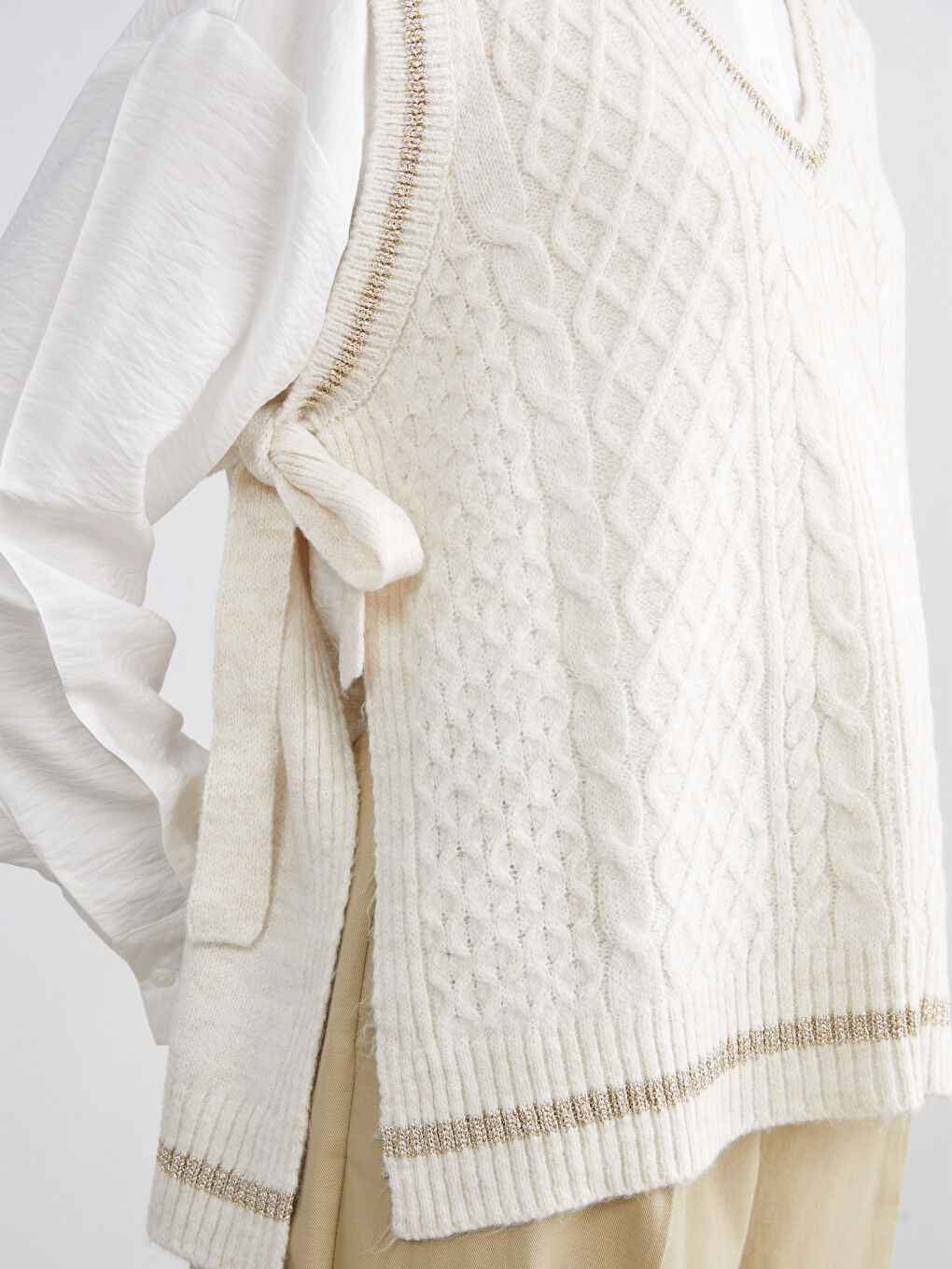 Ekru V Yaka Kendinden Desenli Kadın Triko Süveter-2