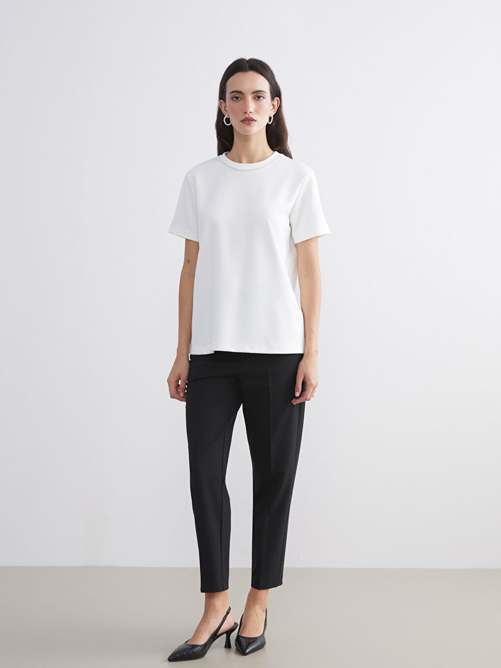 Ekru Bisiklet Yaka Taşlı Kadın Tişört-1