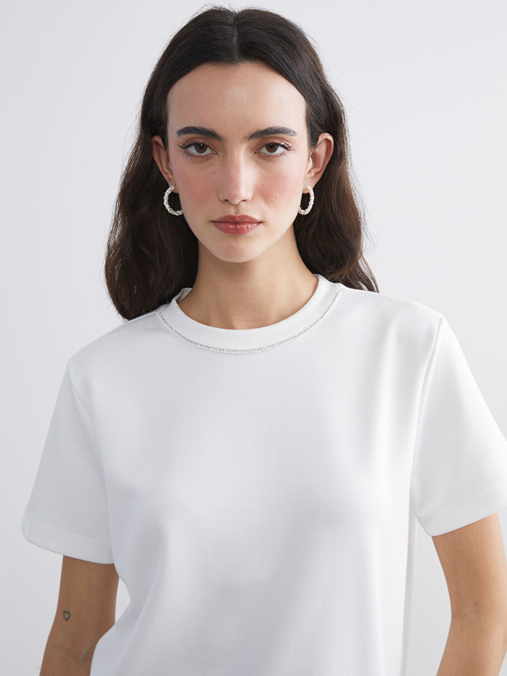 Ekru Bisiklet Yaka Taşlı Kadın Tişört-2