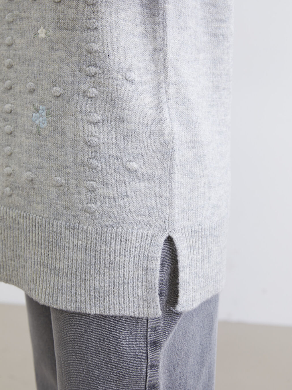 Gri Bisiklet Yaka Nakışlı Kadın Triko Süveter-3