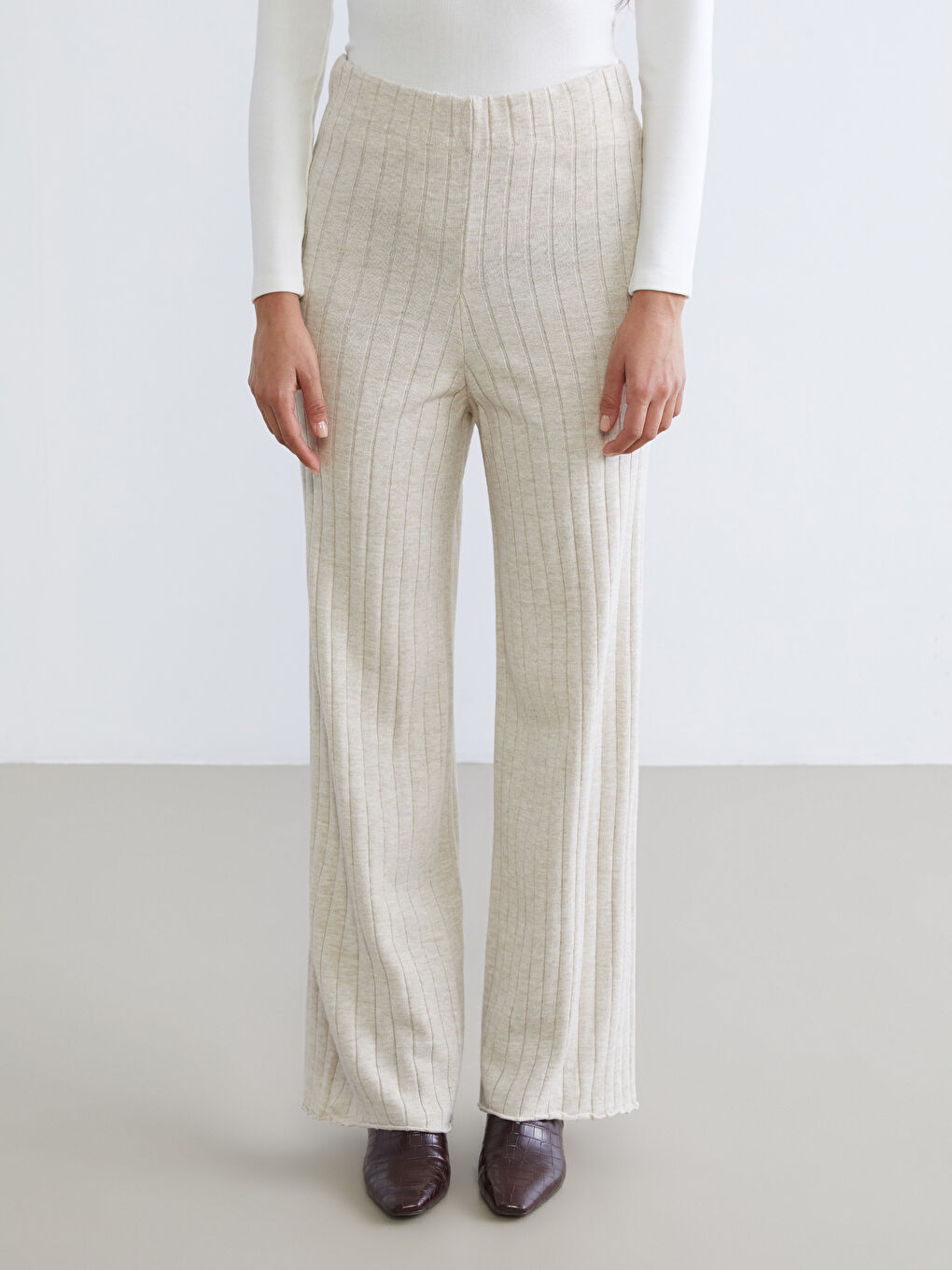 Bej Beli Lastikli Geniş Paça Kadın Triko Pantolon-1