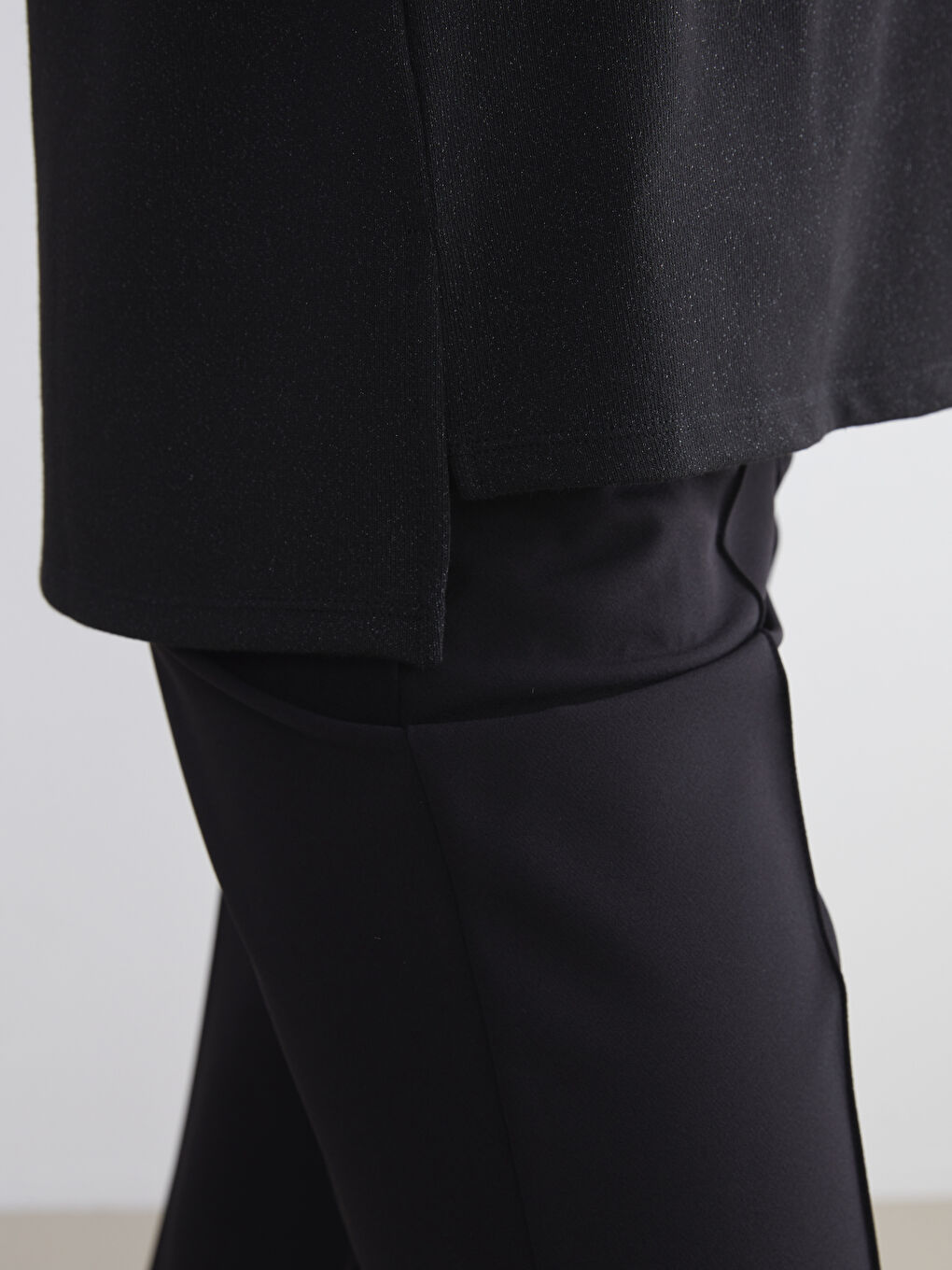 Siyah Bisiklet Yaka Oversize Kadın Tişört-3