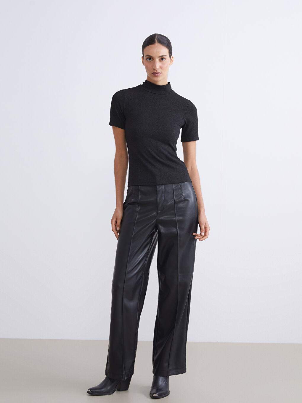 Siyah Dik Yaka Kadın Body-1