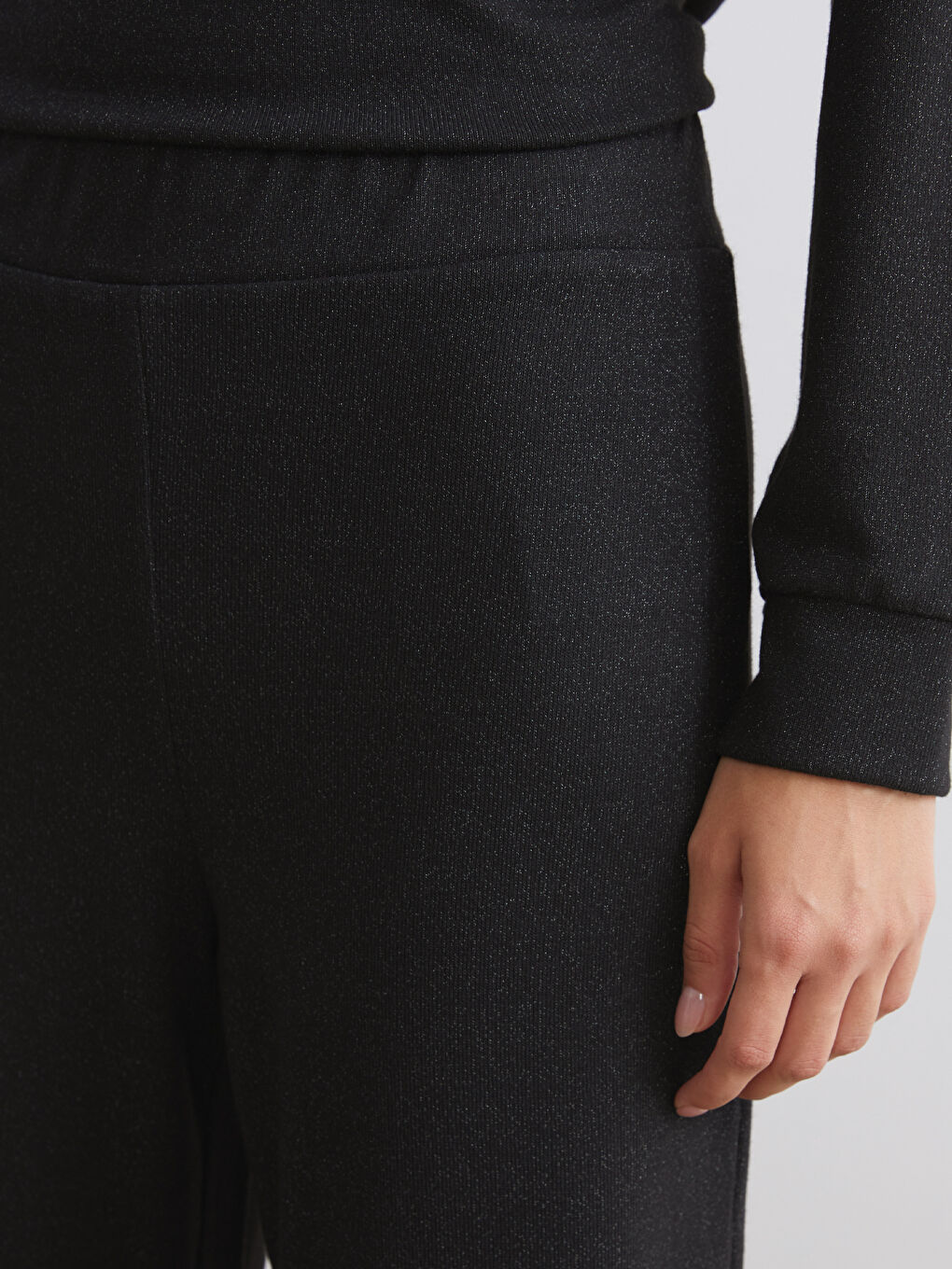 Siyah Beli Lastikli Parlak Görünümlü Kadın Pantolon-3