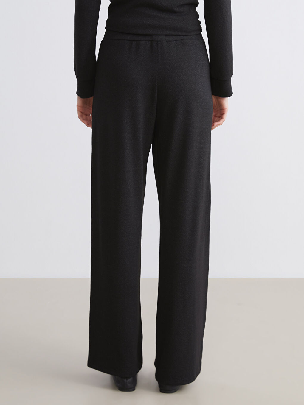 Siyah Beli Lastikli Parlak Görünümlü Kadın Pantolon-4