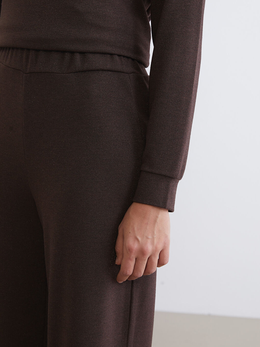 Kahverengi Beli Lastikli Parlak Görünümlü Kadın Pantolon-2