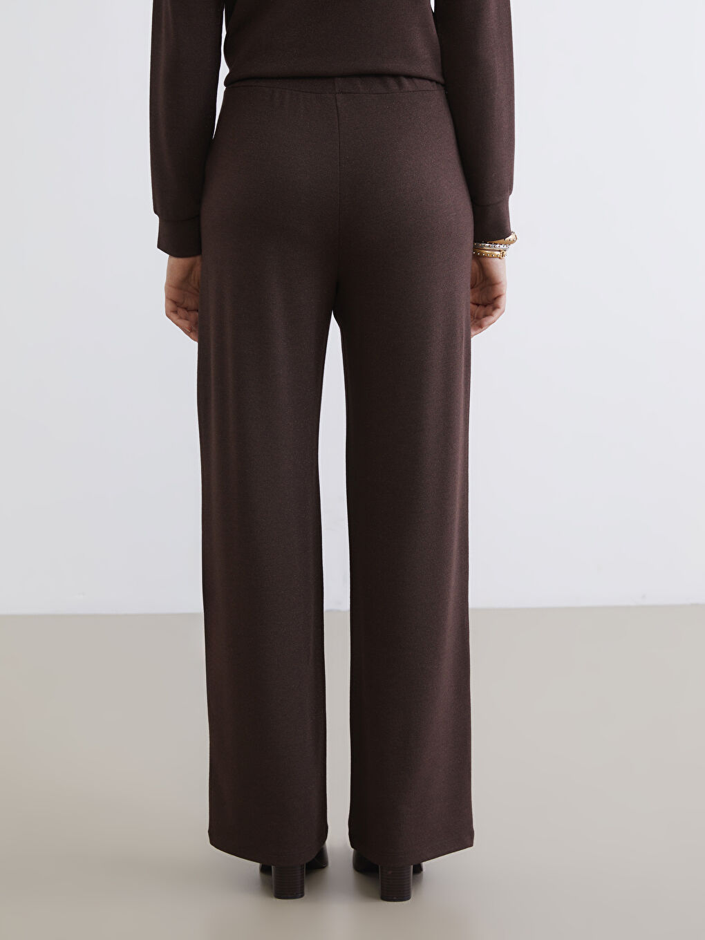 Kahverengi Beli Lastikli Parlak Görünümlü Kadın Pantolon-3