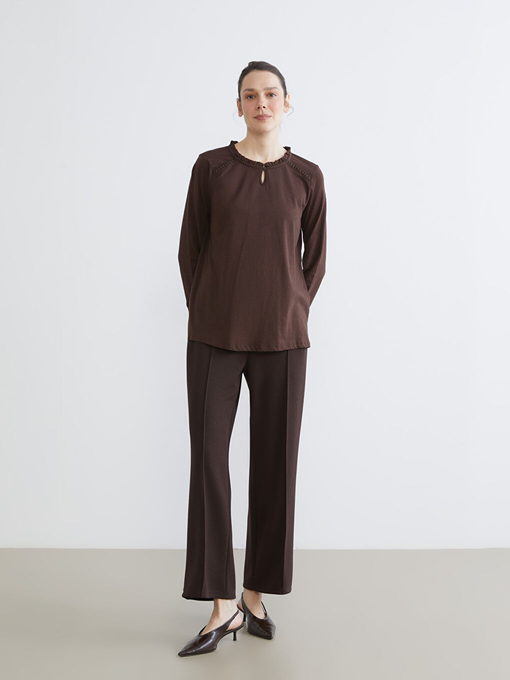 Kahverengi Fırfırlı Bisiklet Yaka Bluz-1