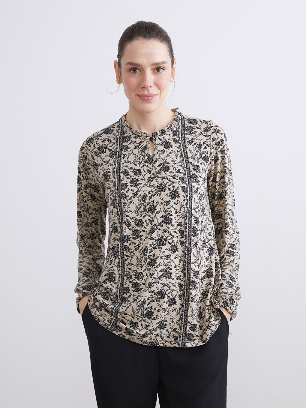 بلوزة برقبة دائرية مزينة بالزهور