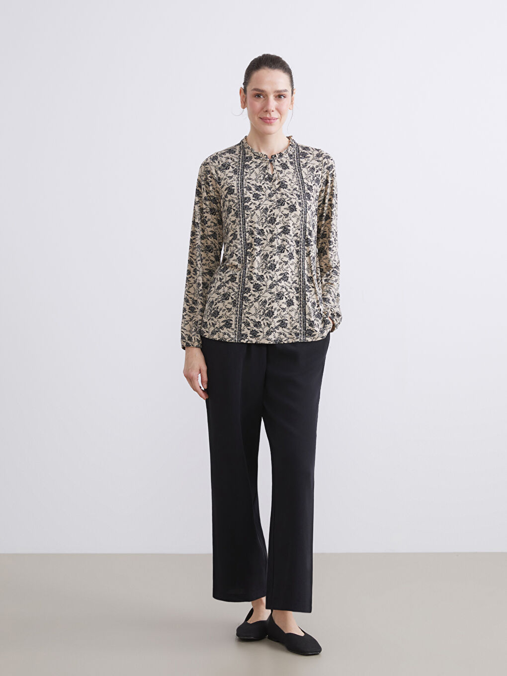 بلوزة برقبة دائرية مزينة بالزهور-1