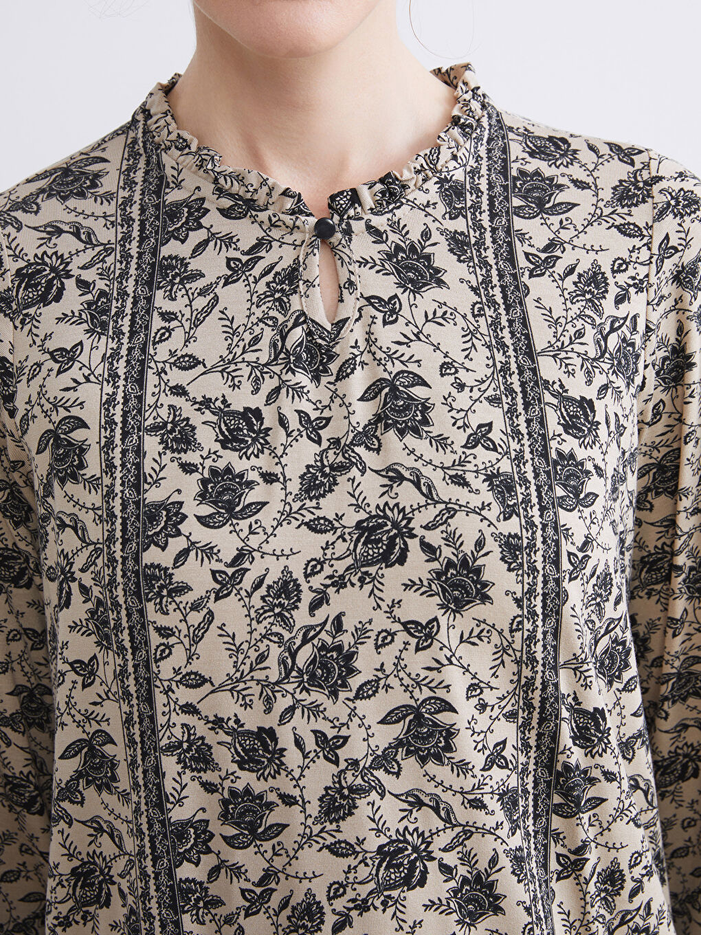 بلوزة برقبة دائرية مزينة بالزهور-2