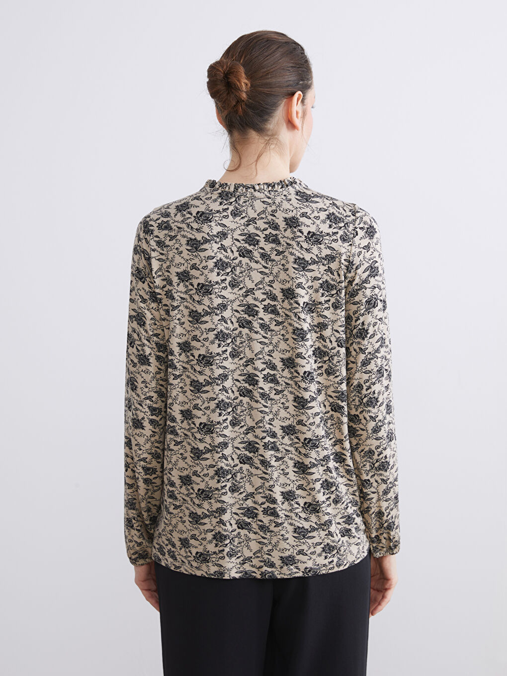 بلوزة برقبة دائرية مزينة بالزهور-3