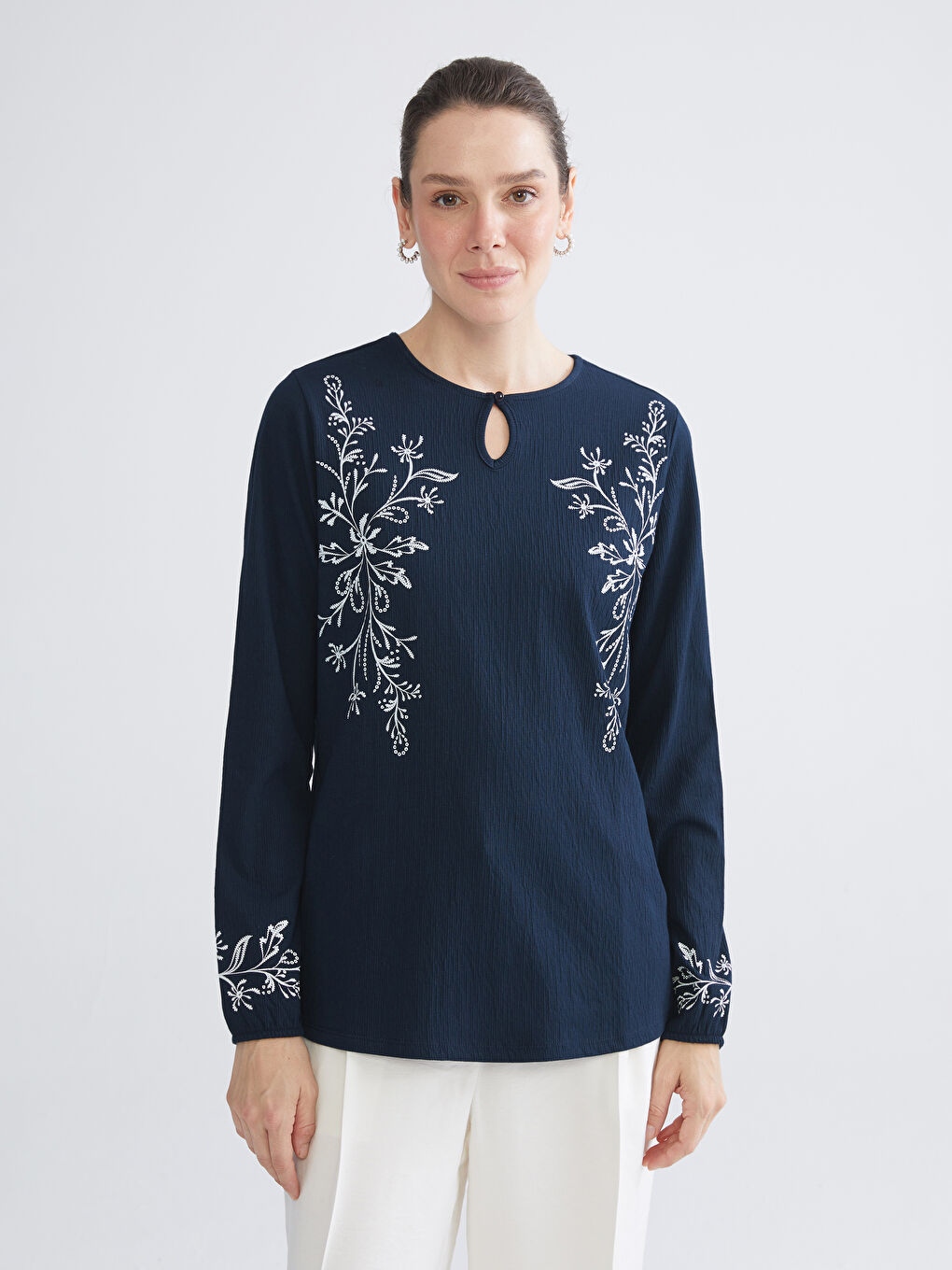Lacivert Bisiklet Yaka Nakışlı Bluz