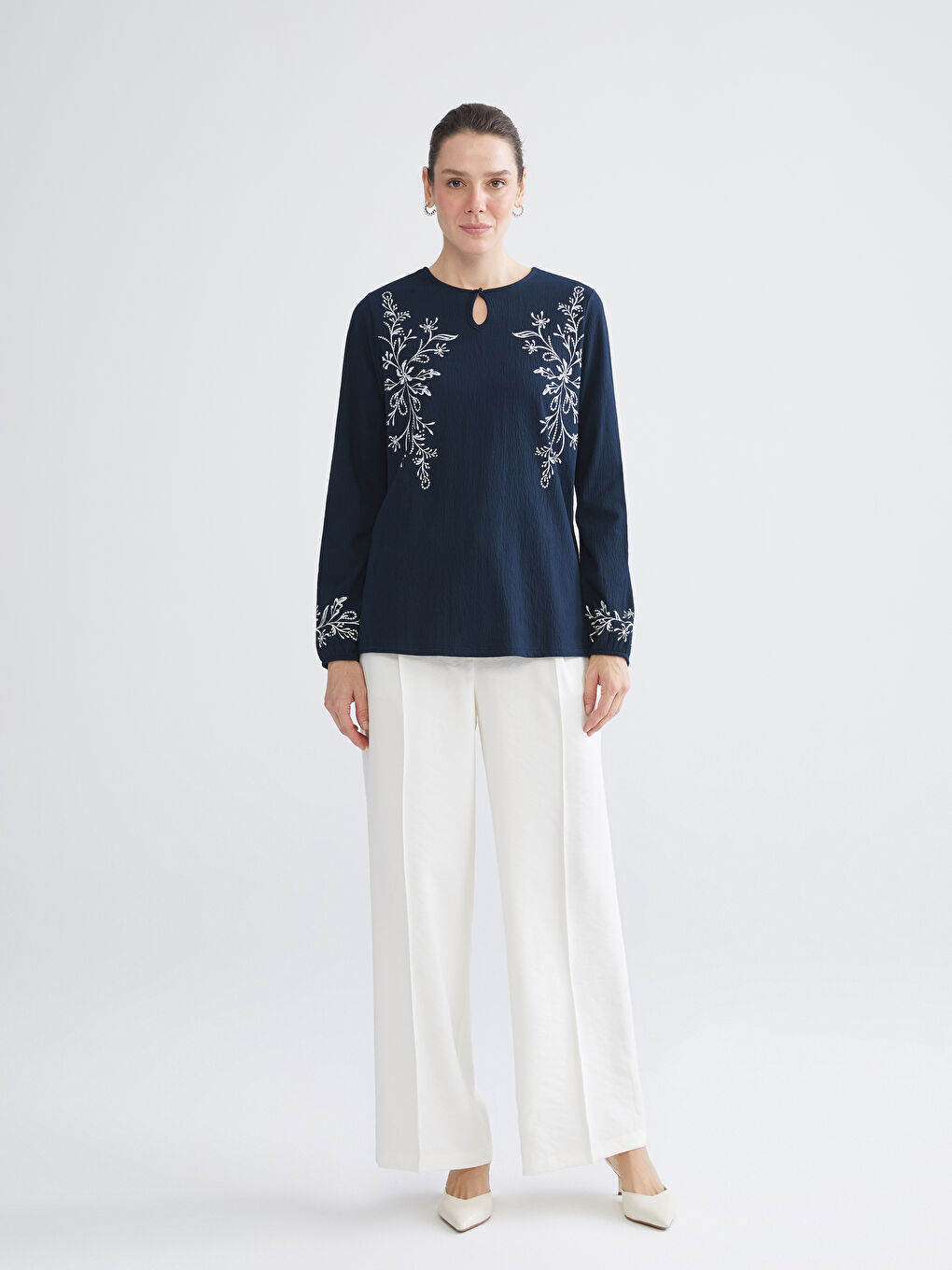 Lacivert Bisiklet Yaka Nakışlı Bluz-1