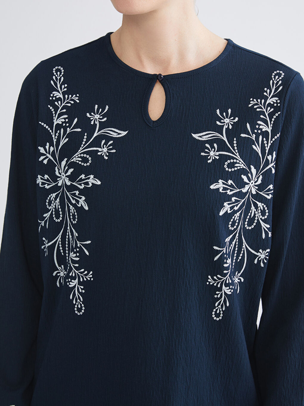 Lacivert Bisiklet Yaka Nakışlı Bluz-2