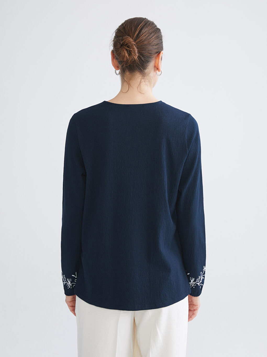 Lacivert Bisiklet Yaka Nakışlı Bluz-3